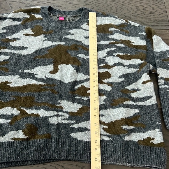 Vince Camuto Camo Sweater in Gray/Green size large - Picture 6 of 7